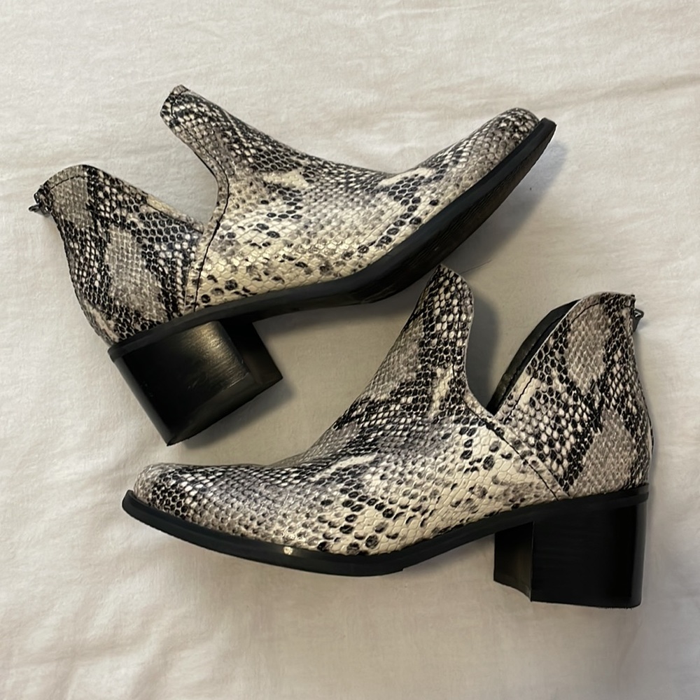 Blondo waterproof Bootie snakeskin/ black/white/gray SZ 8M worn once- 2” heel